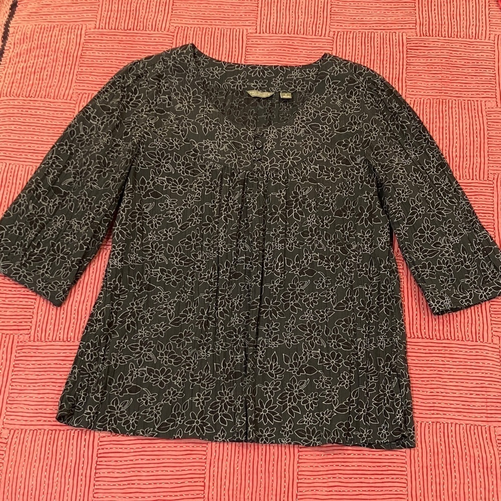 Wmโs med. Great Northwest Clothing Company Black Floral Blouse w/ lovely sleeves